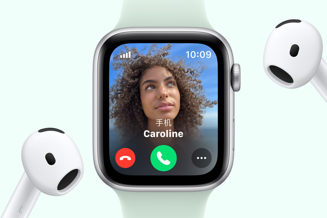 Apple Watch SE 屏幕上顯示有來電呼入，旁邊是一副 AirPods。