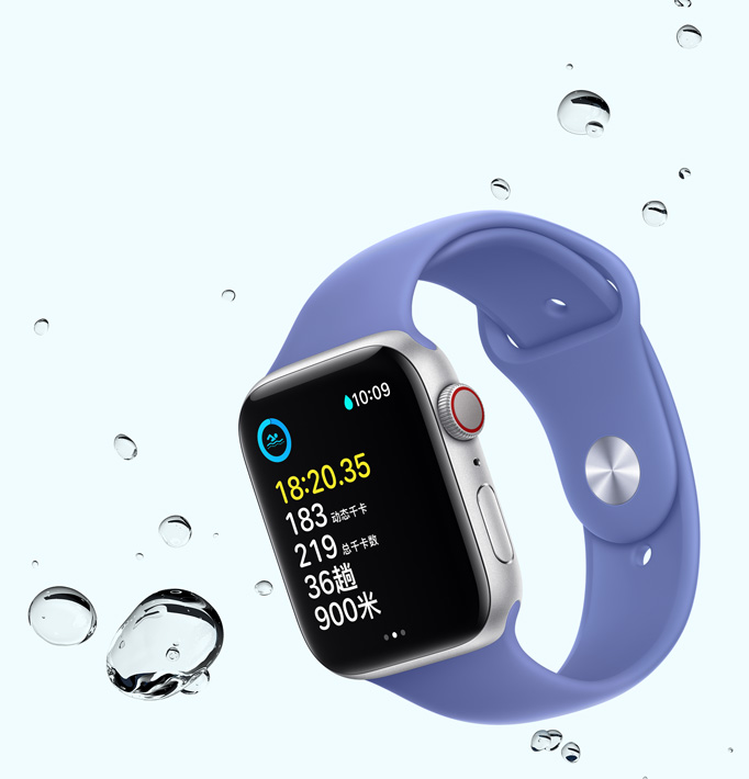 Apple Watch SE 屏幕顯示游泳體能訓(xùn)練，旁邊有一些水滴。