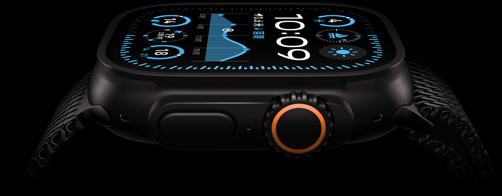 黑色鈦金屬表殼款 Apple Watch Ultra 2 的屏幕上顯示有時間、潮汐和方向等信息。