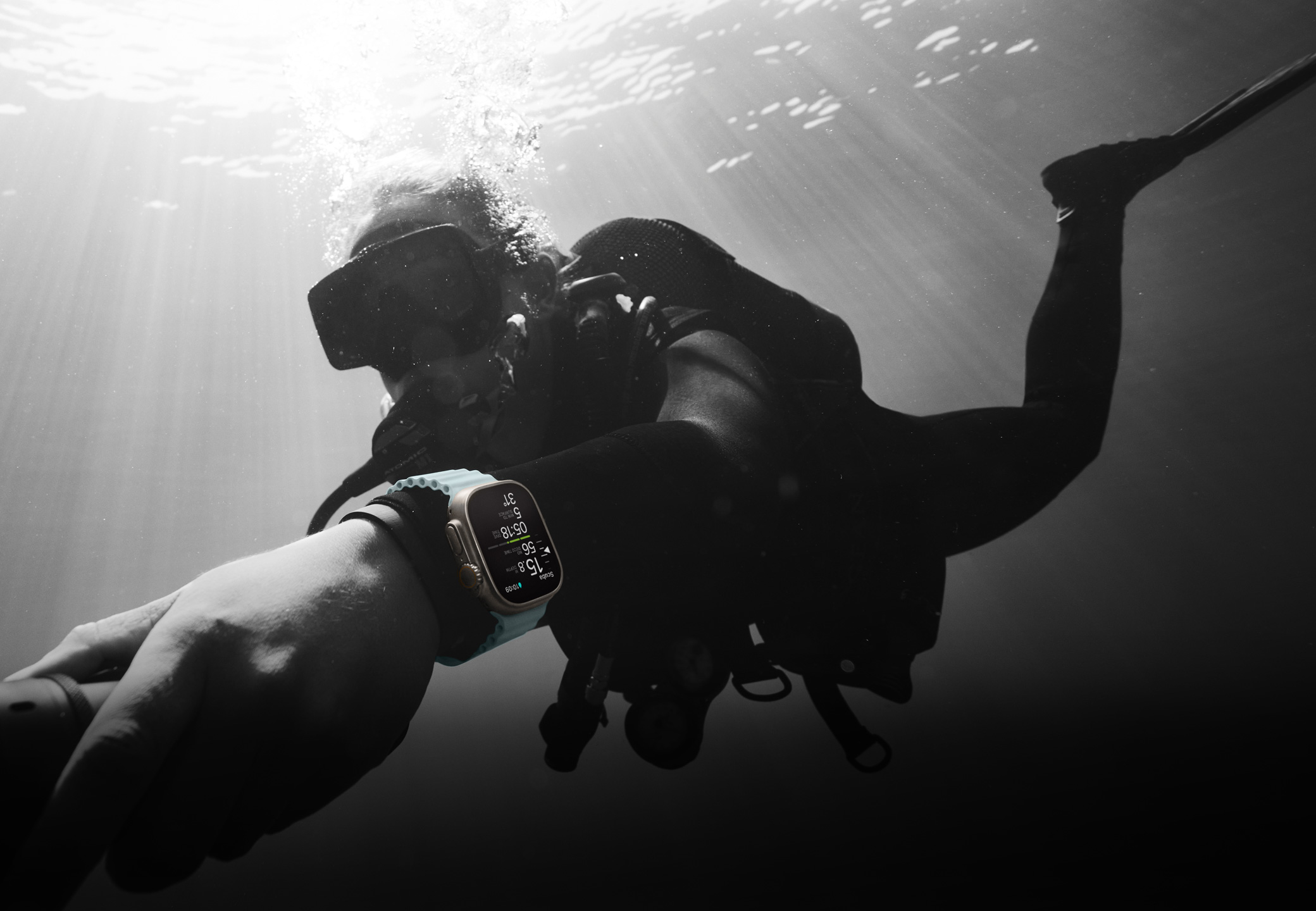 一名水肺潛水員戴著 Apple Watch Ultra 2 潛水。