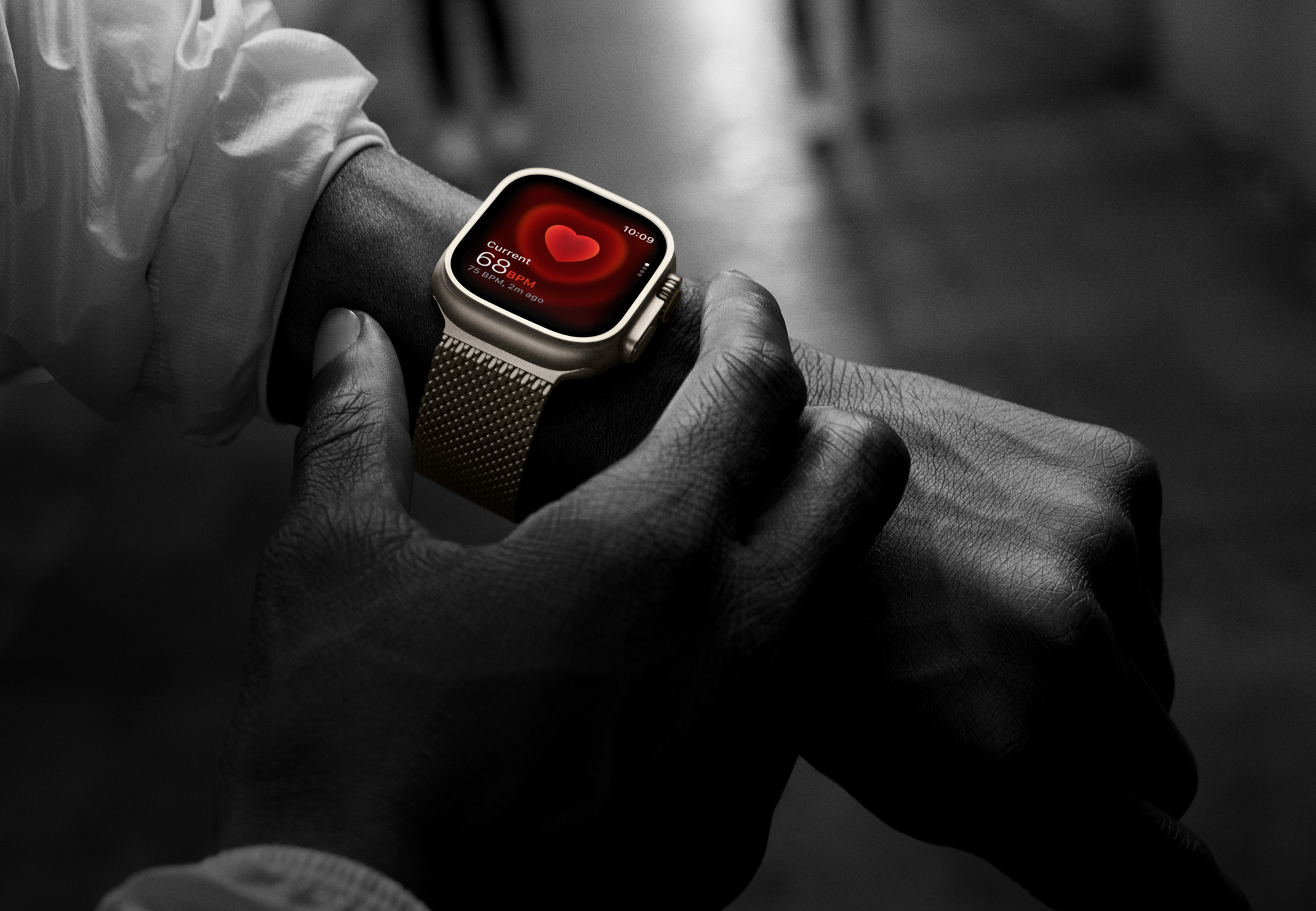 Apple Watch Ultra 2 屏幕上顯示當前心率和兩分鐘前的心率。