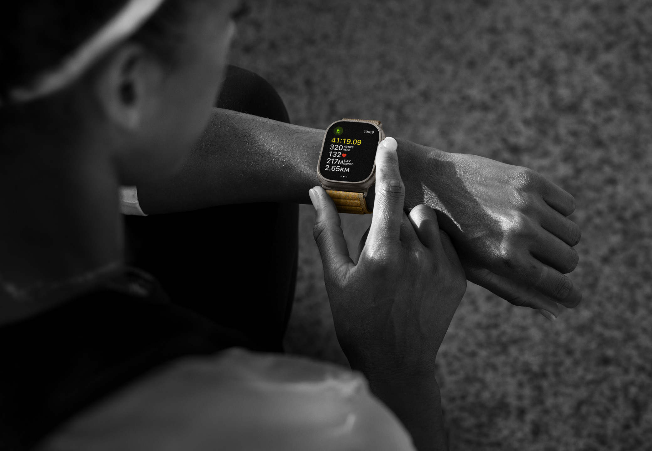 一個徒步旅行者用 Apple Watch Ultra 2 查看動態(tài)千卡、心率、爬升高度和距離。