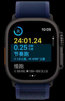 自定體能訓練，展示用戶的剩余公里數(shù)和已跑時長。