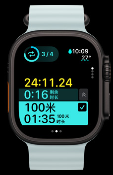 Apple Watch Ultra 2 顯示自定義體能訓練中的計時間歇訓練。
