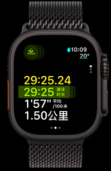 Apple Watch Ultra 2 顯示多項目運動中游泳訓練的時長、配速和距離。