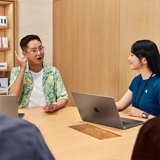 畫面展示一家 Apple Store 零售店正在開展商務(wù)培訓。