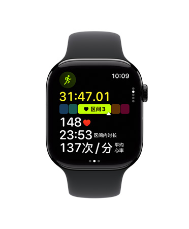 Apple Watch Series 10 搭配黑色運(yùn)動(dòng)型表帶的正面視圖，用戶界面顯示體能訓(xùn)練 app 中戶外跑步的心率區(qū)間功能。