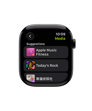 未搭配表帶的亮黑色 Apple Watch，表盤顯示建議的一系列精選歌單或播客節(jié)目。