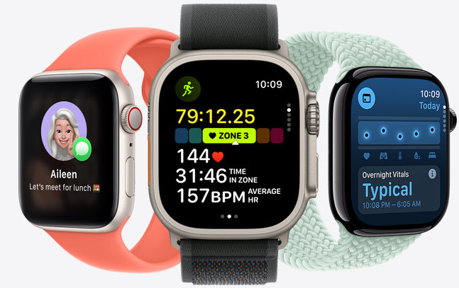 三款 Apple Watch 并排展示，中間是原色表款搭配黑色表帶，表盤顯示正在進(jìn)行跑步訓(xùn)練以及心率統(tǒng)計(jì)數(shù)據(jù)；右側(cè)是亮黑色表款搭配碧藍(lán)色表帶，表盤顯示生命體征數(shù)據(jù)；左側(cè)是星光色表款搭配橘紅色表帶，表盤顯示智繪表情。