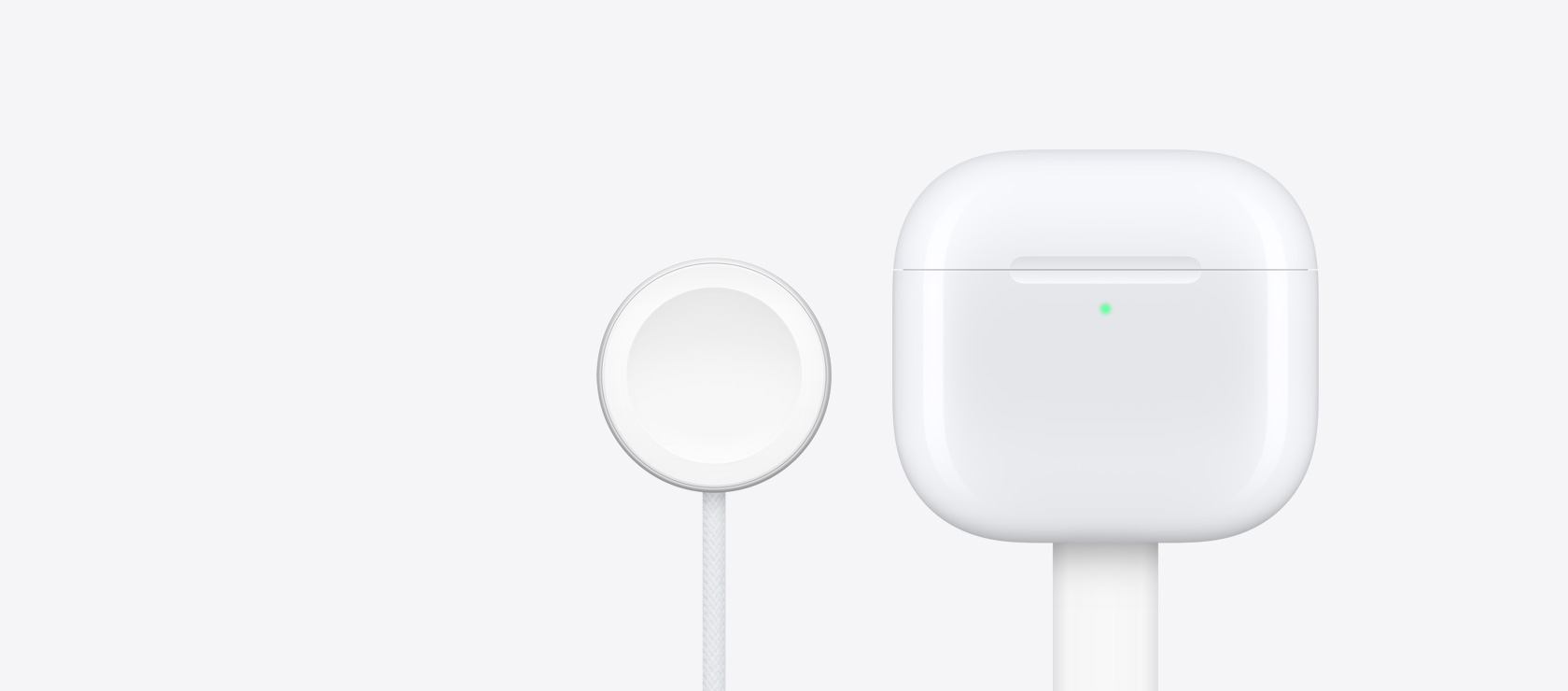 Apple Watch 充電器旁邊放著 AirPods 4 充電盒。