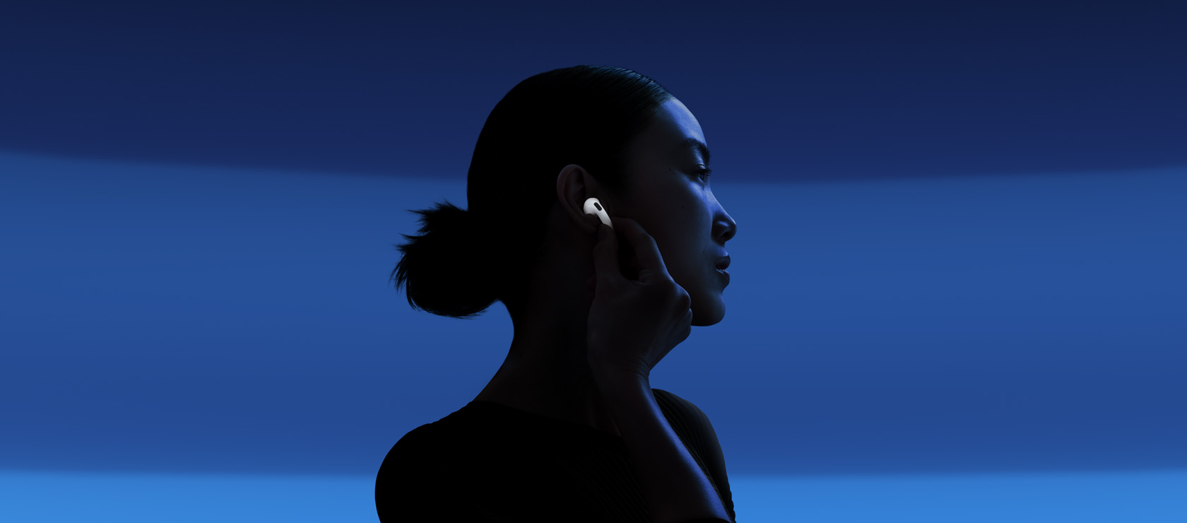 全新 AirPods 4 的正面與背面外觀特寫。