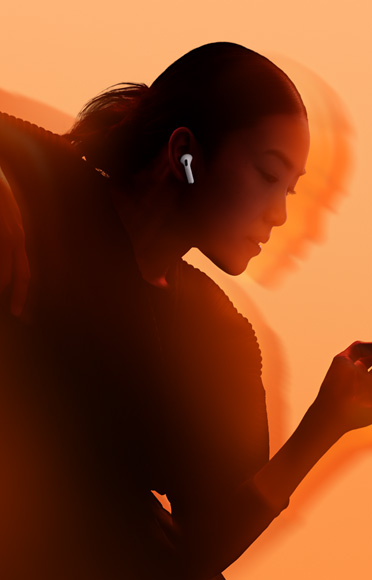 一個人戴著 AirPods 4。