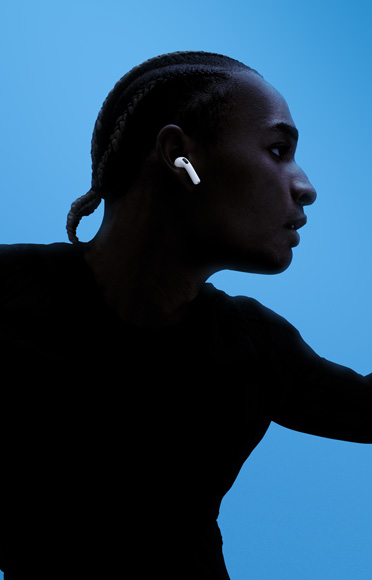 一個人戴著 AirPods 4。