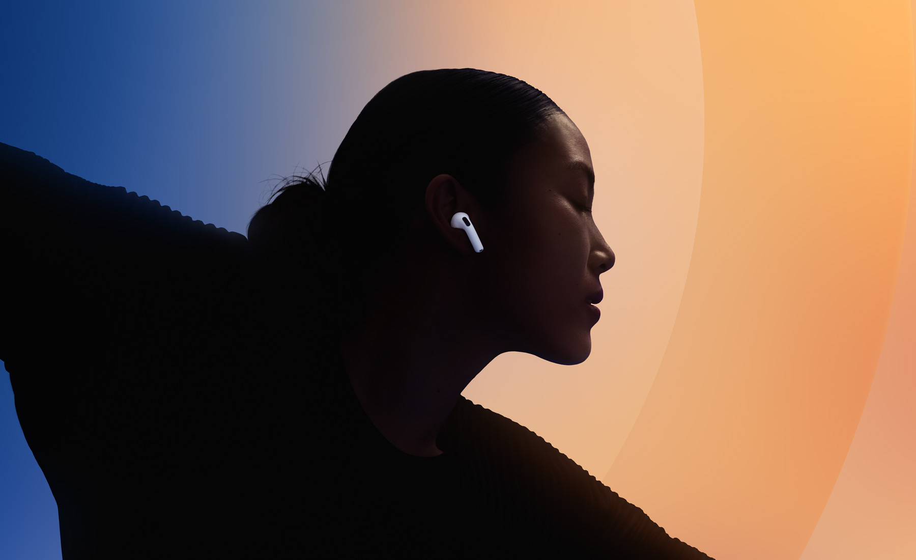 一個人戴著 AirPods 4 跳舞。