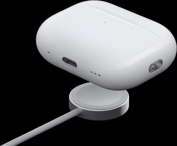 懸浮在 Apple Watch 充電器上方的 MagSafe 充電盒，以斜側(cè) 45 度視圖重點(diǎn)展示揚(yáng)聲器、掛繩孔和 USB-C 端口。