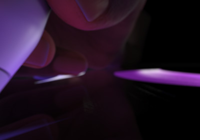 用戶手握 Apple Pencil Pro，做出書寫姿勢(shì)。筆尖向下按向屏幕時(shí)，屏幕顯示較粗的亮紫色筆觸被繪制出來。