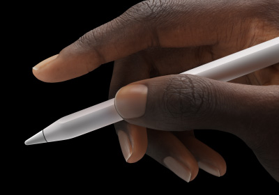 用戶用拇指和食指握住 Apple Pencil Pro。