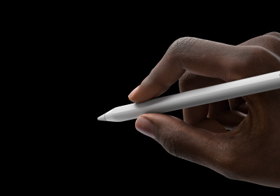 用戶的一只手握著 Apple Pencil Pro，做出書寫姿勢(shì)。筆尖對(duì)準(zhǔn)的位置展示出一個(gè)新的工具盤。