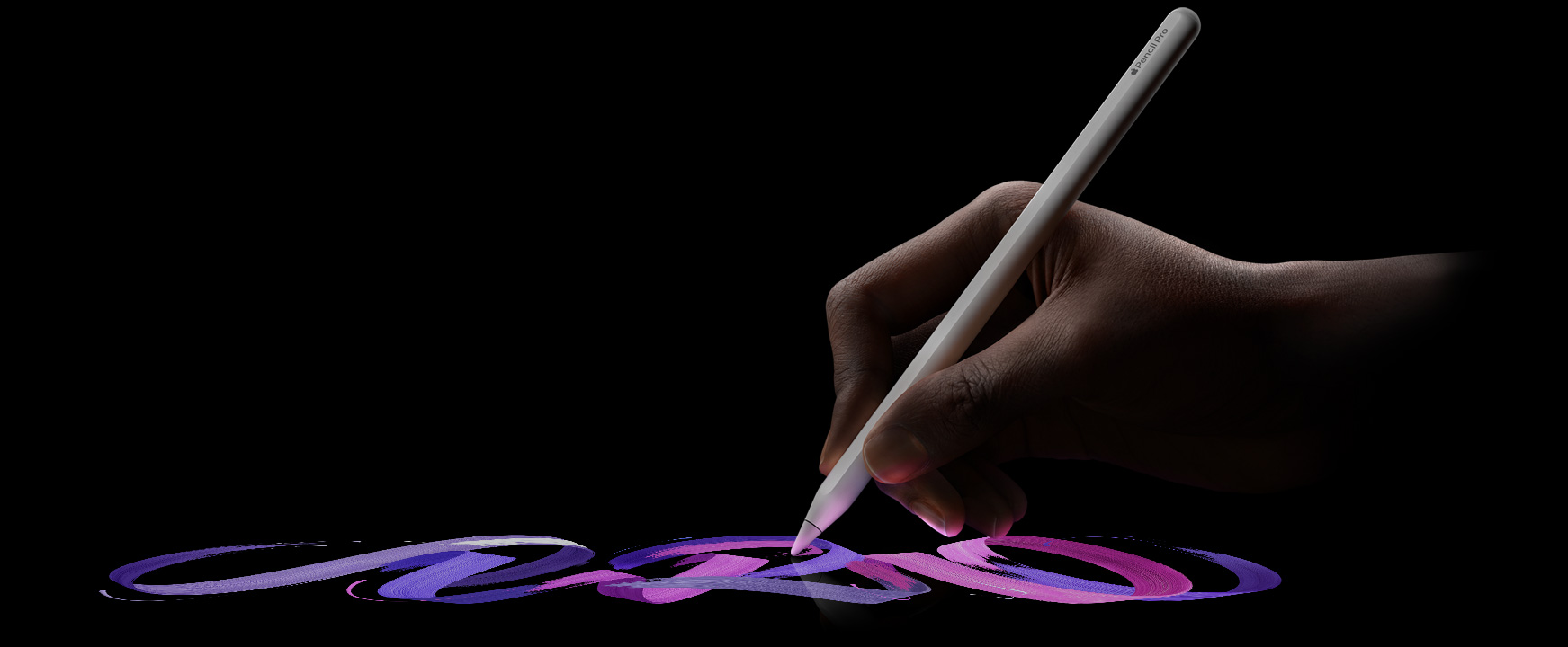 用戶手拿 Apple Pencil Pro，醒目的筆觸跟隨筆尖流動(dòng)。