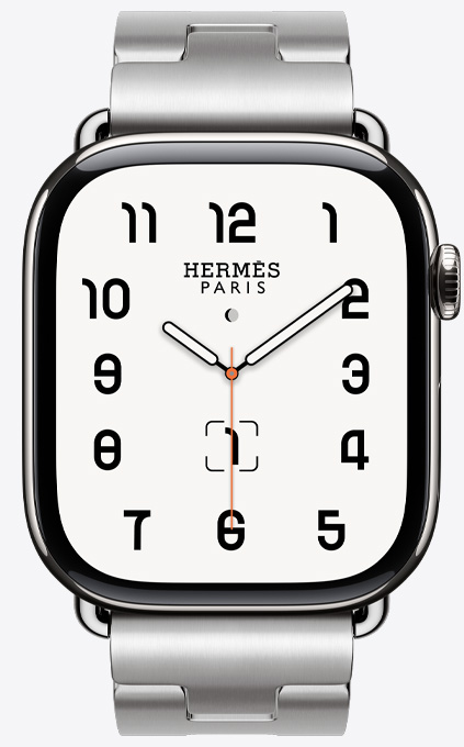 Satiné 緞灰色 Grand H 不銹鋼表帶搭配 Hermès 經(jīng)典表盤的正面視圖。