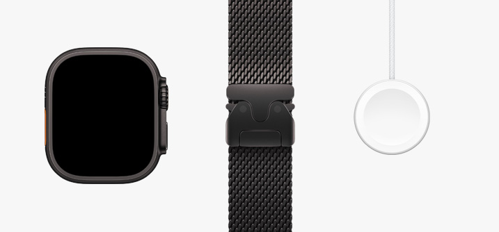 Apple Watch Ultra 2、黑色鈦金屬米蘭尼斯表帶和磁力充電器轉 USB-C 連接線并列排放的正面視圖。