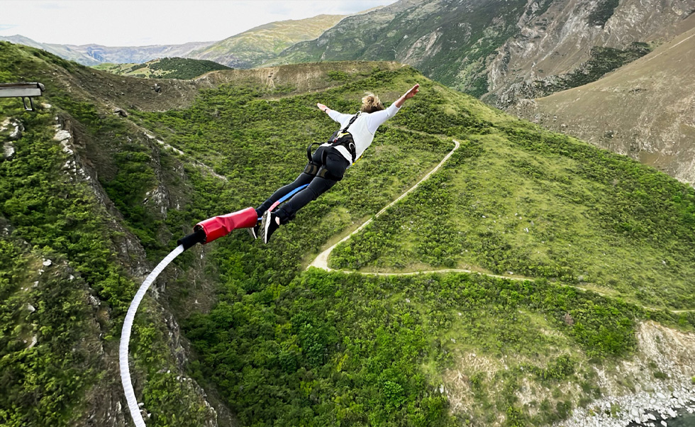 在新西蘭五個風景如畫的蹦極點，AJ Hackett Bungy New Zealand 使用 iPhone 拍攝絢麗出彩的照片，并分享給顧客