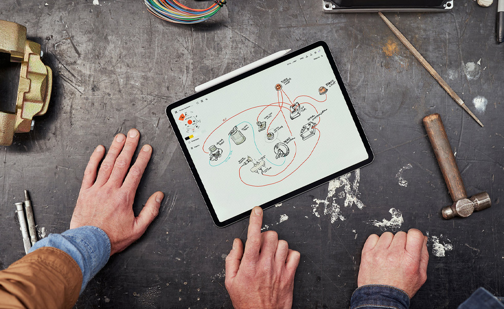 公司團隊使用 iPhone、iPad 和 Apple Pencil 掃描車輛、創(chuàng)建基調(diào)板和設(shè)計 3D 模型