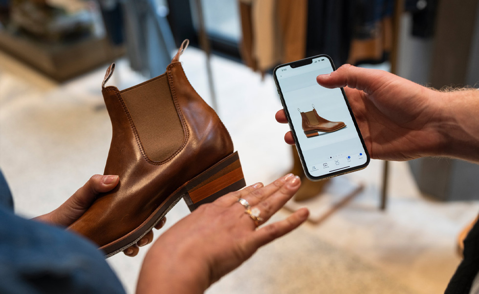 一名員工在 NewStore 這款 iOS app 上查詢庫(kù)存情況