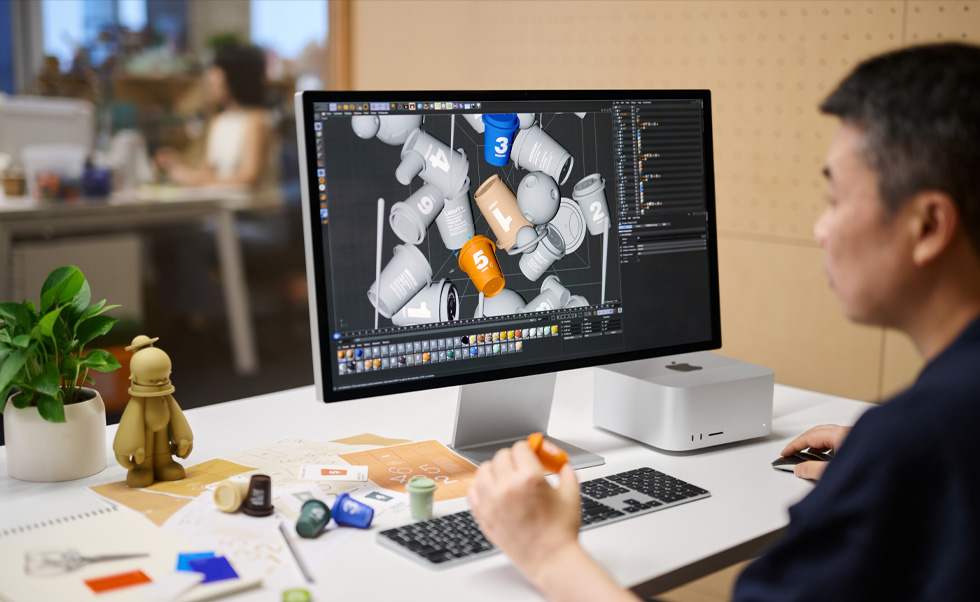 一名設(shè)計(jì)師正在使用 Mac 進(jìn)行 3D 渲染