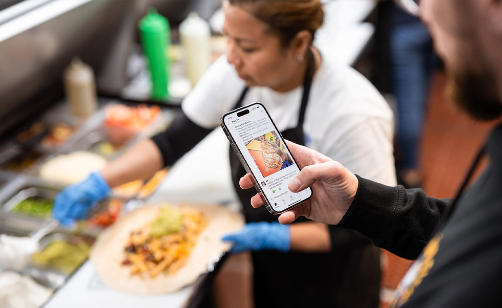 iPhone 上的 Slack app 可幫助 Se?or Sisig 的員工隨時(shí)隨地?zé)o縫溝通