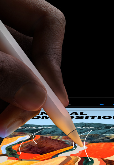 手持 Apple Pencil Pro 的特寫鏡頭。iPad 屏幕上顯示的是一份演示文稿。