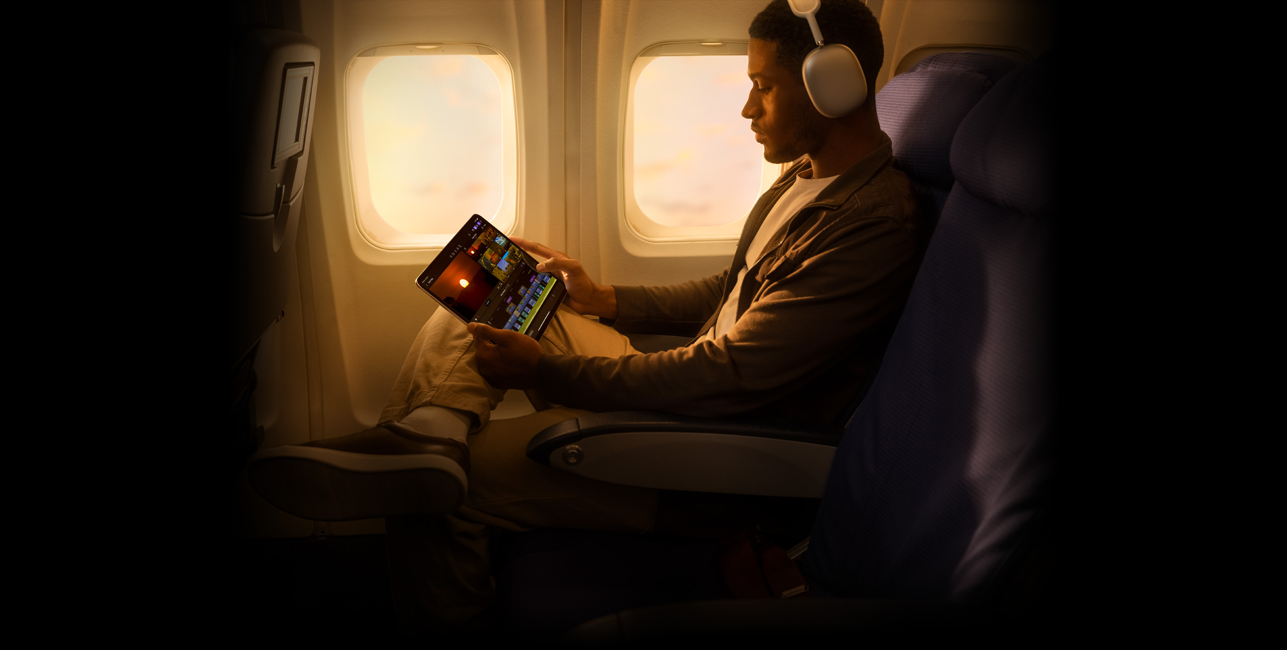 戴著耳機的人在 iPad?Pro 上的 iPad 版 Final?Cut?Pro 中剪輯素材。