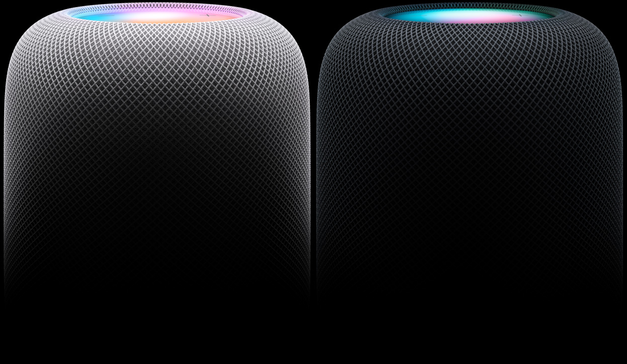 側(cè)面視圖展示兩個并排放置的 HomePod 揚(yáng)聲器，左邊為白色，右邊為午夜色