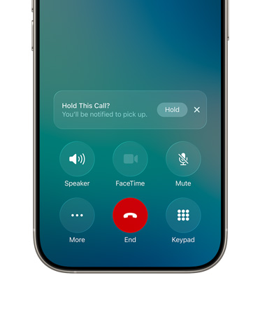 顯示 iPhone 下半部分的屏幕，展示一通電話，有新的“通話保留助理”選項(xiàng)，和“通話保留”的按鈕