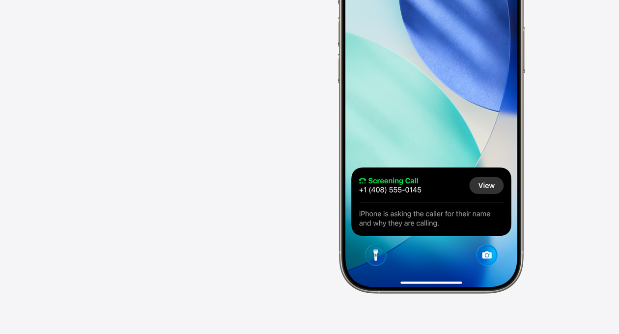 iPhone 的鎖定屏幕的下部，顯示篩選通話的通知，通知的意思是 iPhone 正在詢(xún)問(wèn)來(lái)電者的姓名以及來(lái)電原因。