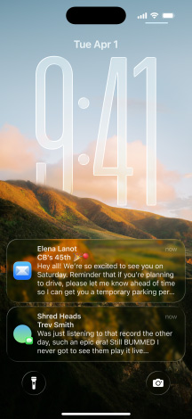 五款 iPhone 機(jī)型依次向后分散排列，彼此略有重疊。最左側(cè)機(jī)型的屏幕顯示信息 app 中的對(duì)話，展示精美的背景；左起第二個(gè)機(jī)型的屏幕顯示主屏幕，展示五顏六色的 app 圖標(biāo)； 中間機(jī)型的屏幕顯示鎖定屏幕，展示照片和 Liquid Glass 設(shè)計(jì)的時(shí)間數(shù)字，在屏幕底部還有兩則提示通知；右起第二個(gè)機(jī)型的屏幕顯示以 Liquid Glass 設(shè)計(jì)的透明的 app 圖標(biāo)；最右側(cè)機(jī)型的屏幕顯示音樂(lè)播放器，同樣是全新的 Liquid Glass 設(shè)計(jì)。