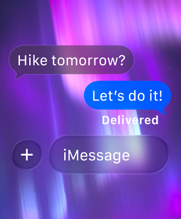 信息 app 的群聊界面，背景是一張極光照片。