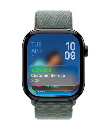 亮黑色 Apple Watch 搭配鼠尾草綠色表帶，表盤底部顯示通話保留助理通知，左上角顯示日期，右上角顯示時間數(shù)字。
