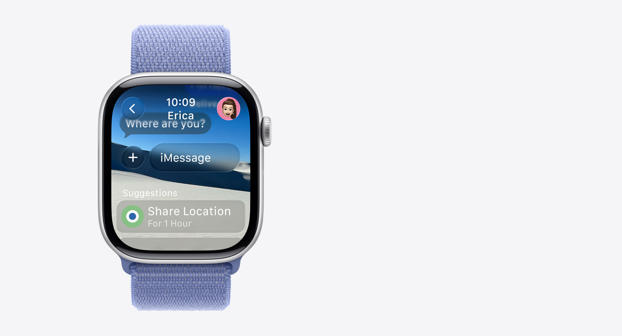 銀色 Apple Watch 搭配淡藍(lán)紫色表帶，屏幕中半透明的信息界面顯示一條內(nèi)容為“Where are you?”的信息，下方有“Suggestions”字樣，以及一項(xiàng)內(nèi)容為“Share Location for 1 hour”的智能操作建議。