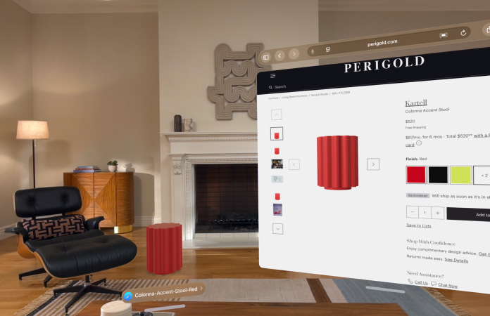 Safari 瀏覽器中的購物頁面浮動在房間里，展示在售的 Kartell Colonna Accent 凳子，還有一個(gè) 3D 版本的凳子擺放在房間地板上。