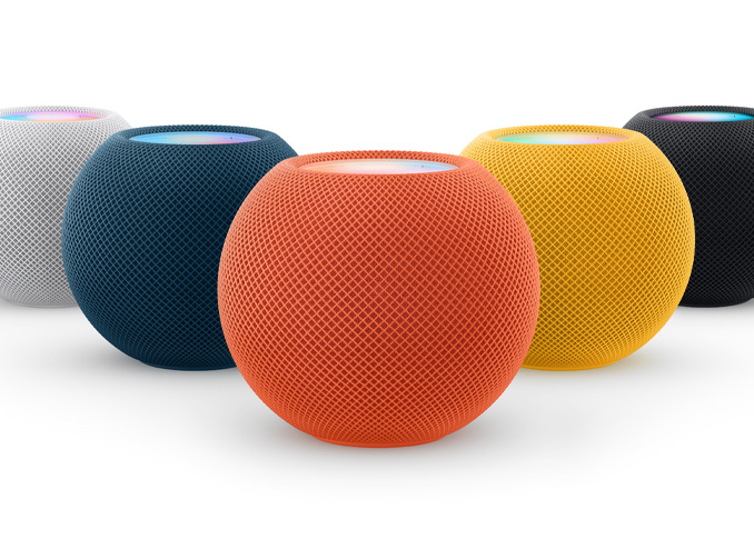從左至右為白色、藍色、橙色、黃色和午夜色 HomePod mini 各一部。