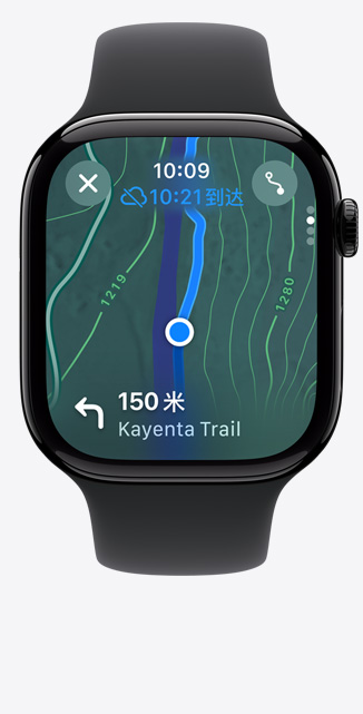 Apple Watch Series 10 的正面視圖，屏幕上的地圖 app 顯示一條徒步路線。